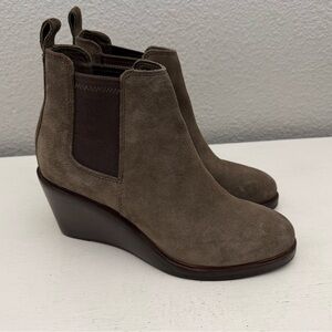 Clarks Clarkdale 2 Dark Olive Suede Chelsea Boots Wedge Comfort Booties Size 9.5